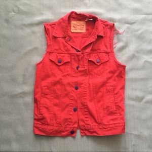 Red Levi’s jean tank top.